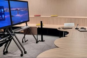 Улучшенное качество конференций Zoom Room в шумном открытом офисе Toyota