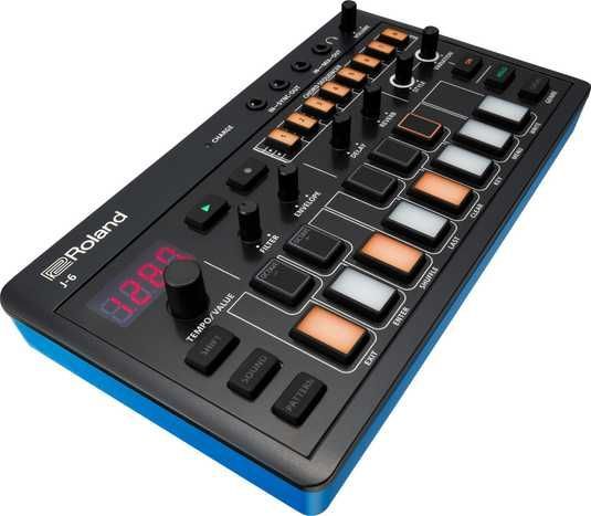 Компактный аккордовый синтезатор Roland J-6 — купить от