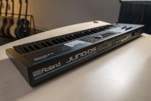 Вышел синтезатор от Roland с полностью черной клавиатурой