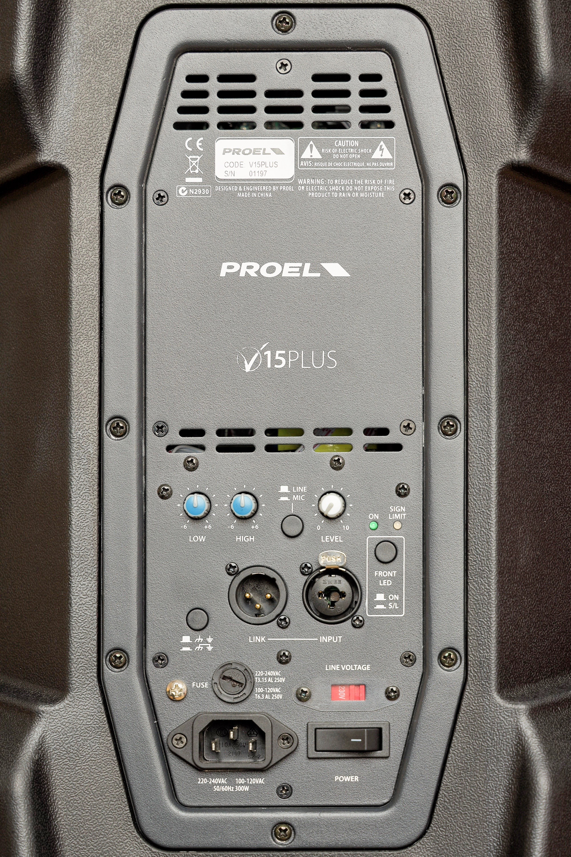 Proel V15 Plus - Модуль заднего усилителя с элементами управления и разъемами
